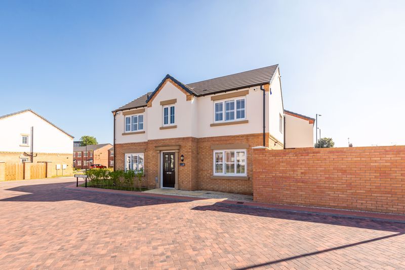 4 bed detached house for sale in Thorpe Gardens, Doncaster DN4, £