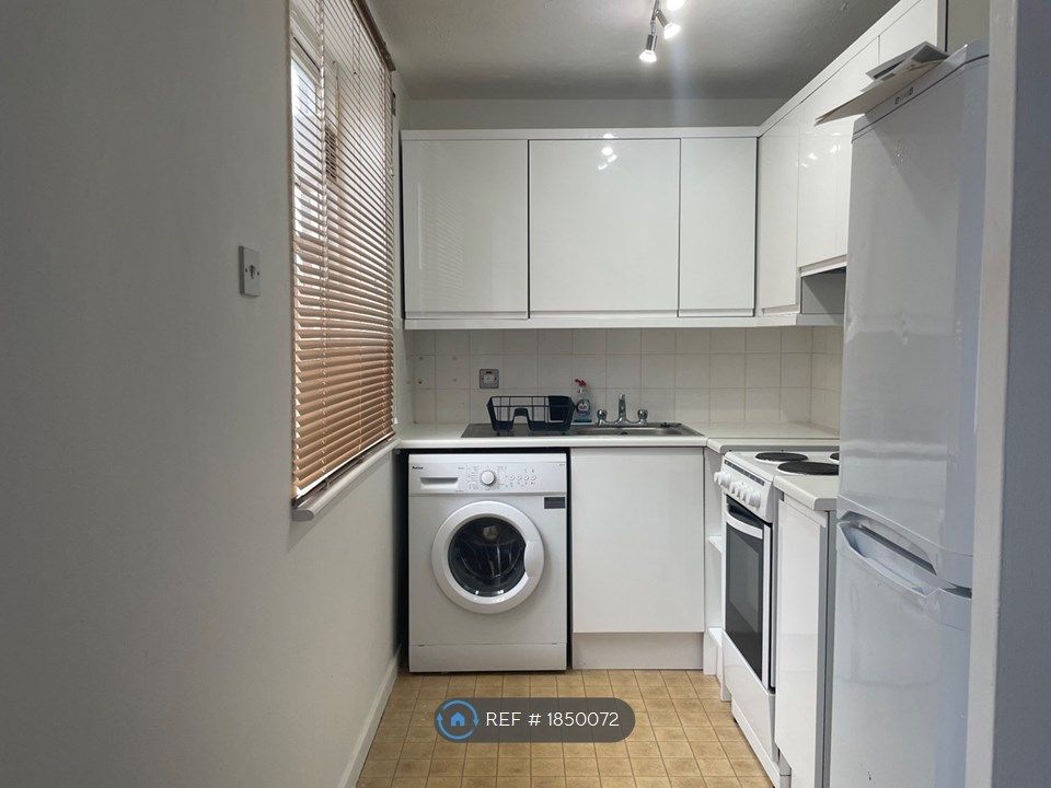 Studio to rent in Knowles Close, West Drayton UB7, £1,050 pcm Zoopla