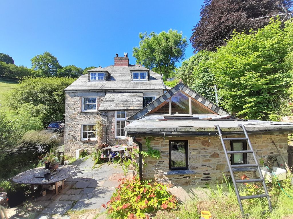 3 bed semidetached house for sale in Middlewood, North Hill