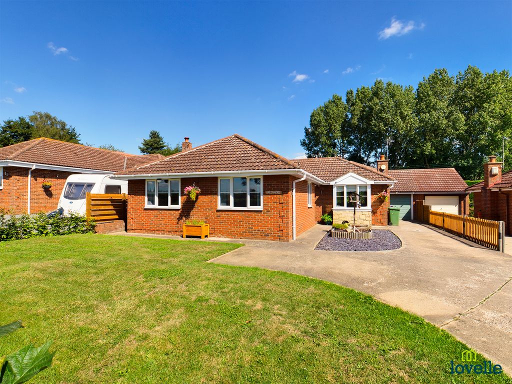 4 bed detached bungalow for sale in Norton Road, Glentham LN8