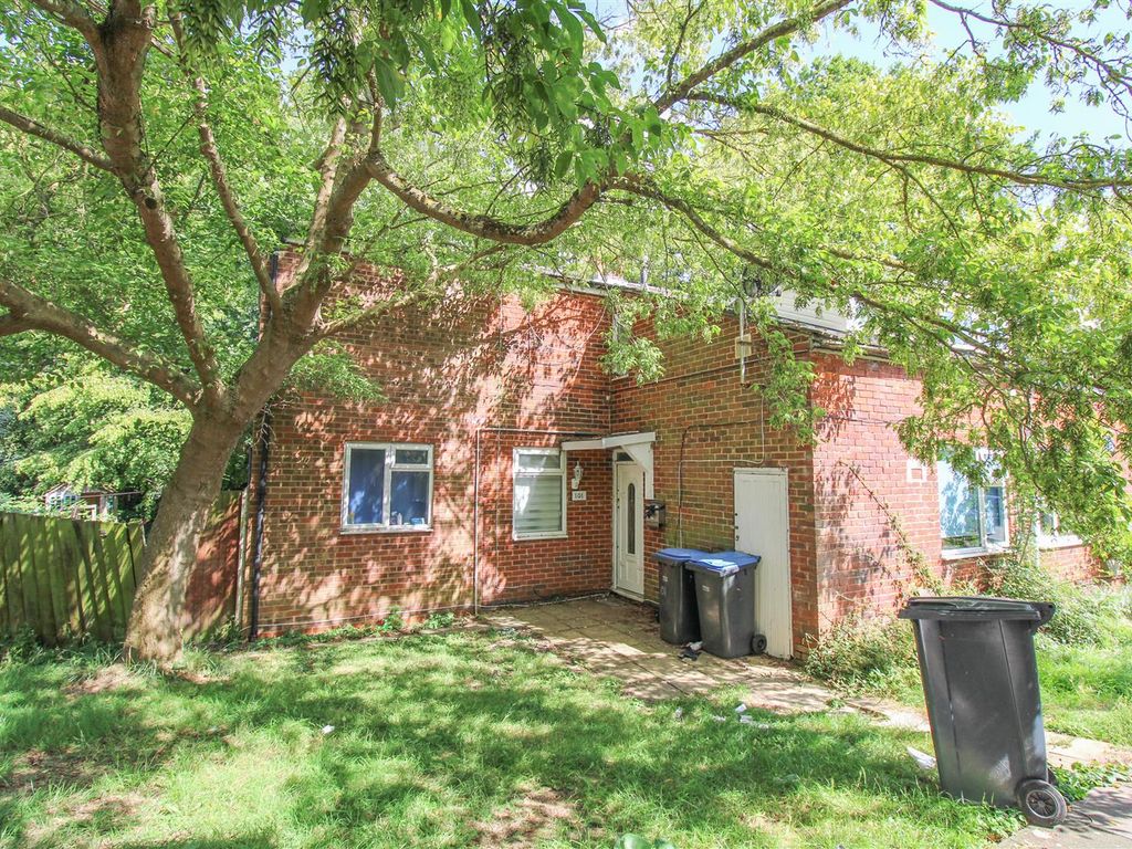 5 bed semidetached house for sale in Woodcroft, Harlow CM18, £265,000