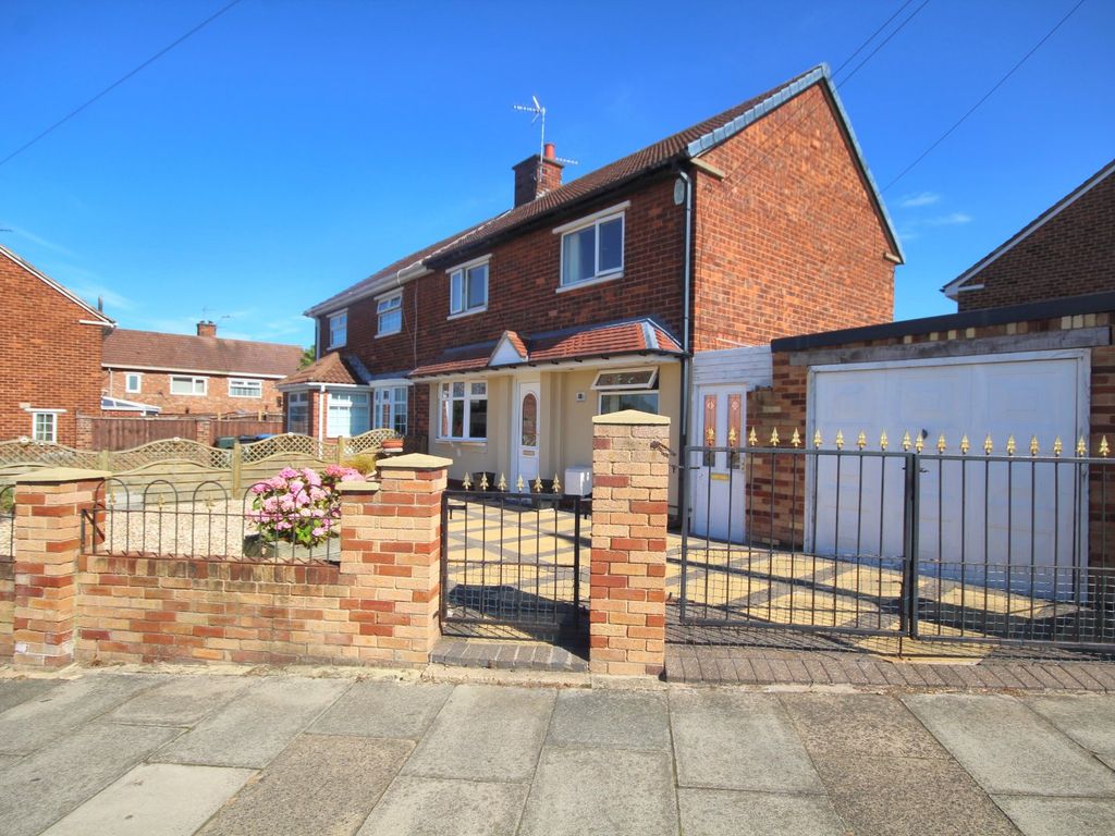 3 bed semidetached house for sale in Southmead Avenue, Park End