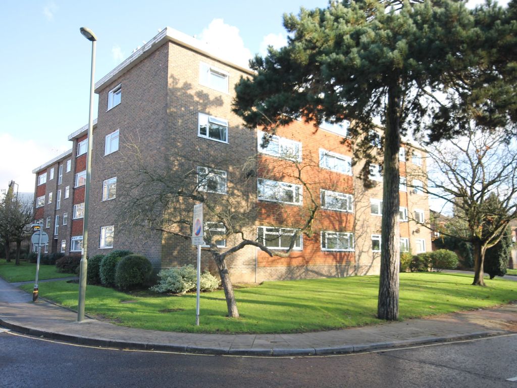 2 bed flat to rent in Bridge Street, Leatherhead KT22, £1,350 pcm Zoopla