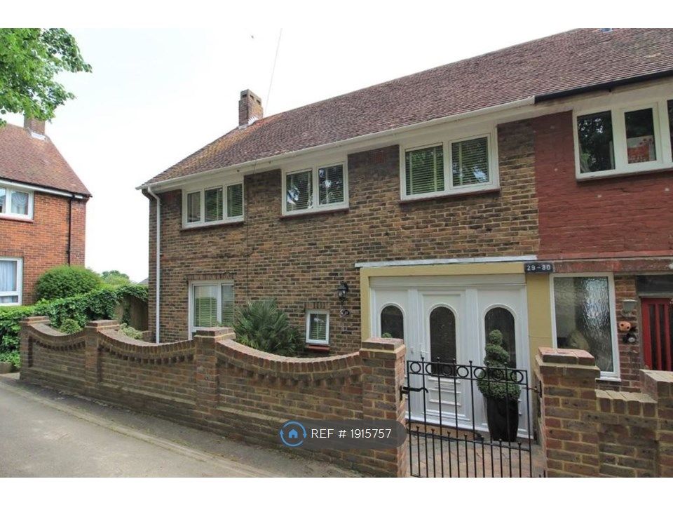 4 bed end terrace house to rent in Kingsland Close, Portsmouth PO6, £