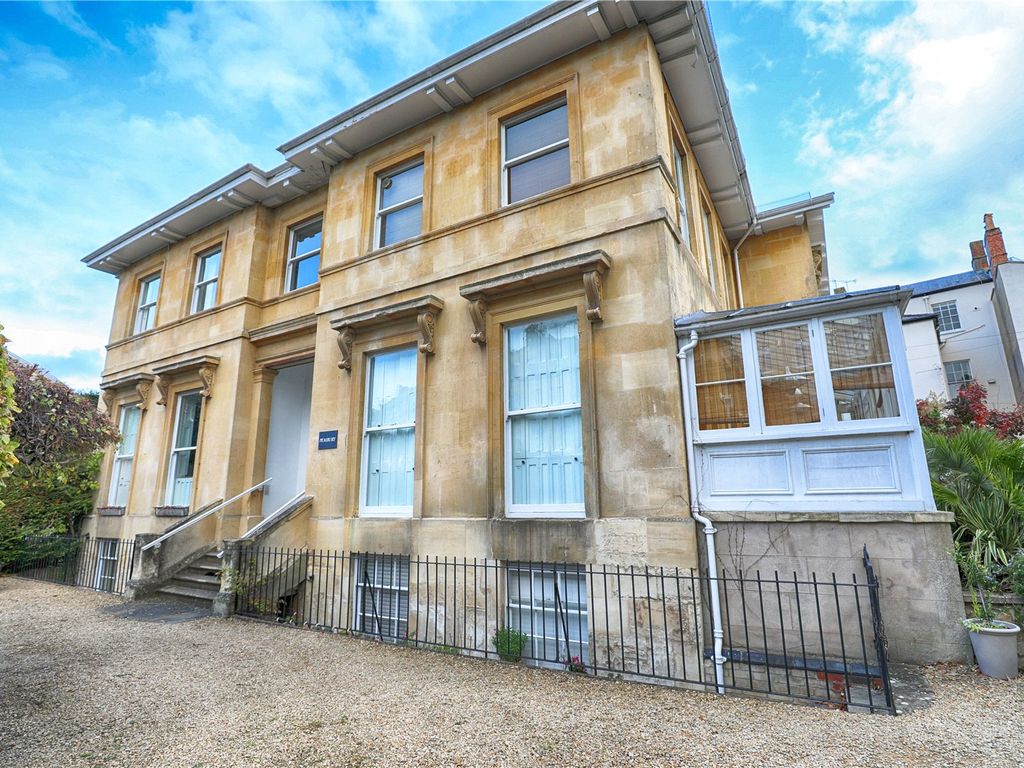 2 bed flat for sale in Lansdown Crescent, Cheltenham, Gloucestershire GL50, £200,000 Zoopla