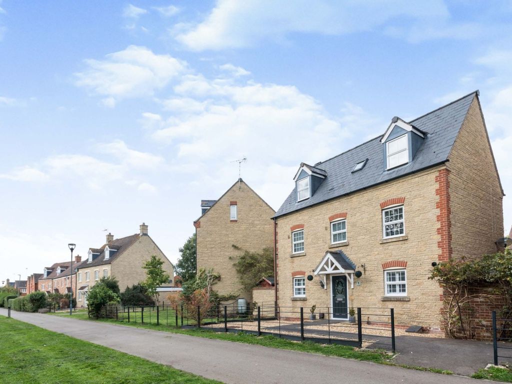 5 bed detached house for sale in Charmind Walk Haydon End, Swindon