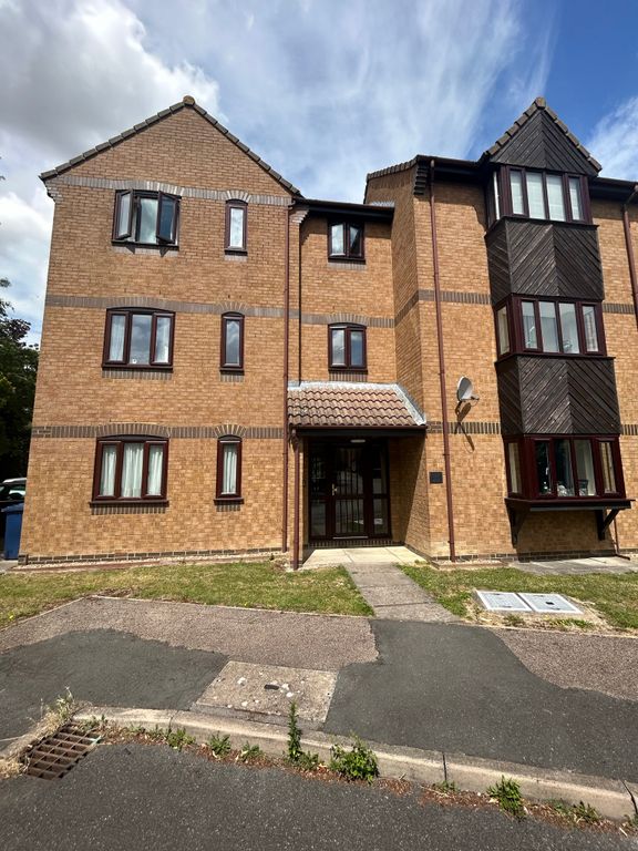 Studio to rent in Lucerne Close, Cherry Hinton, Cambridge CB1, £925 pcm