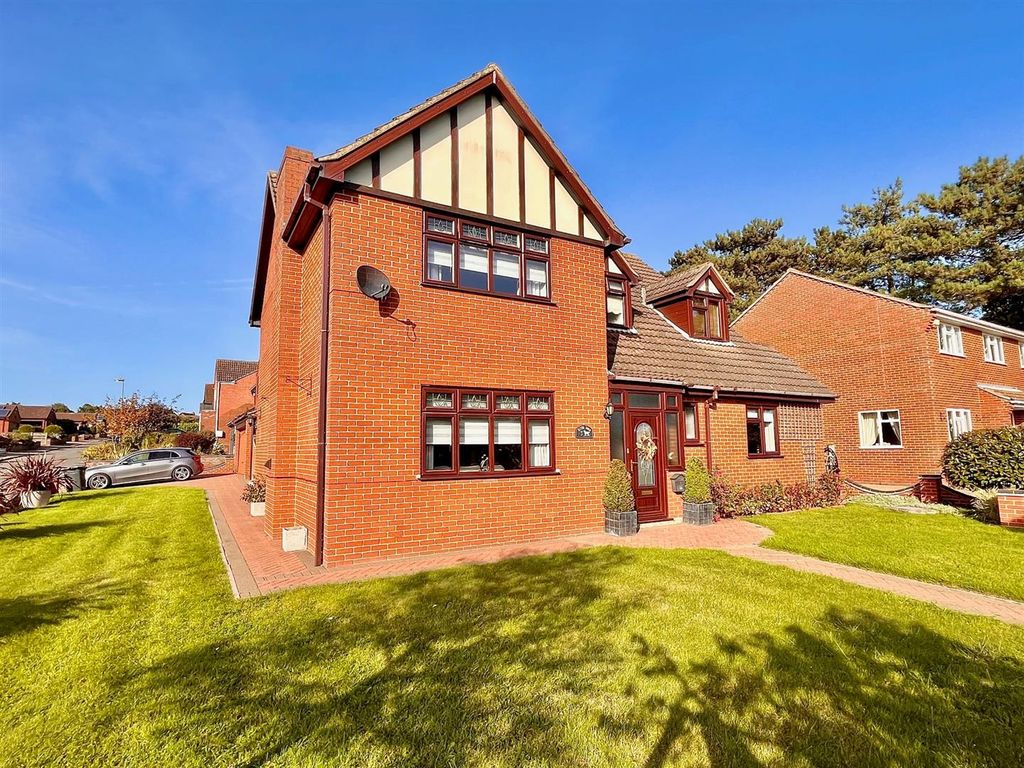 4 bed property for sale in Blyth Road, CaisterOnSea, Great Yarmouth