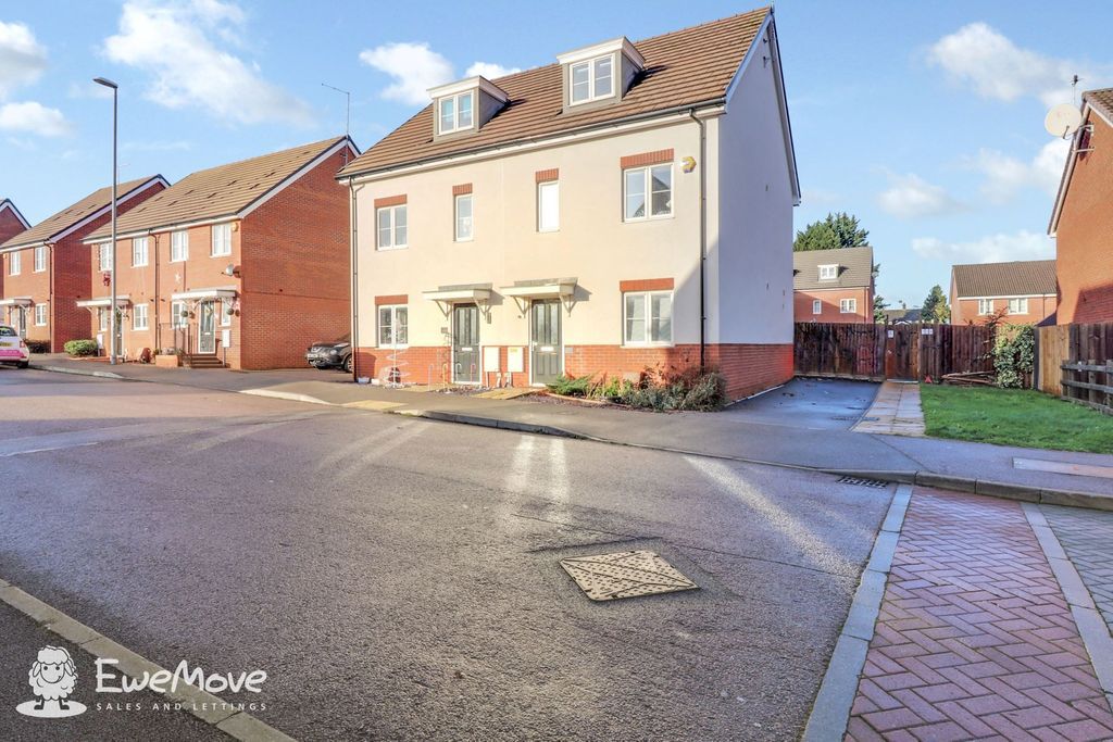 4 bed semidetached house for sale in Tolgate Court, London Road