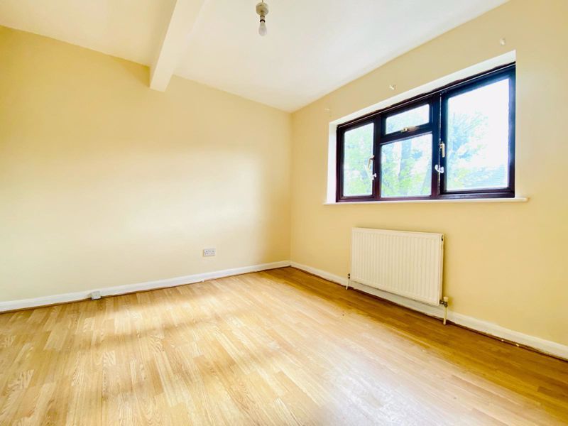 4 bed terraced house to rent in Wedderburn Road, Barking IG11, £2,300