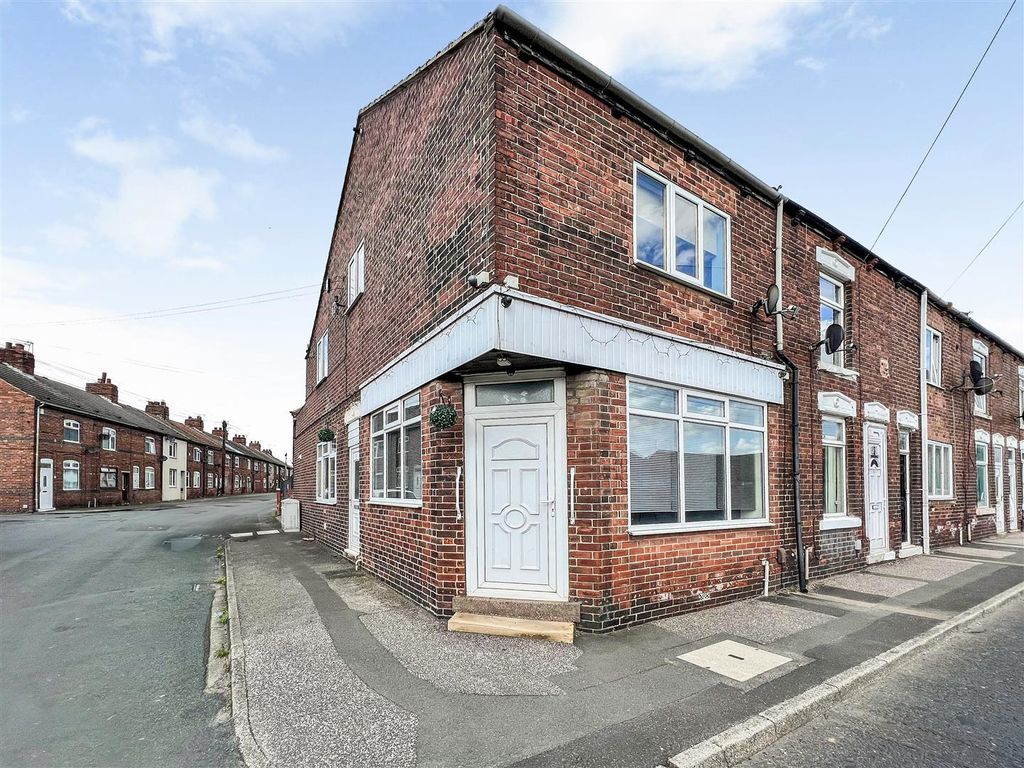 3 bed end terrace house for sale in Leeds Road, Cutsyke, Castleford