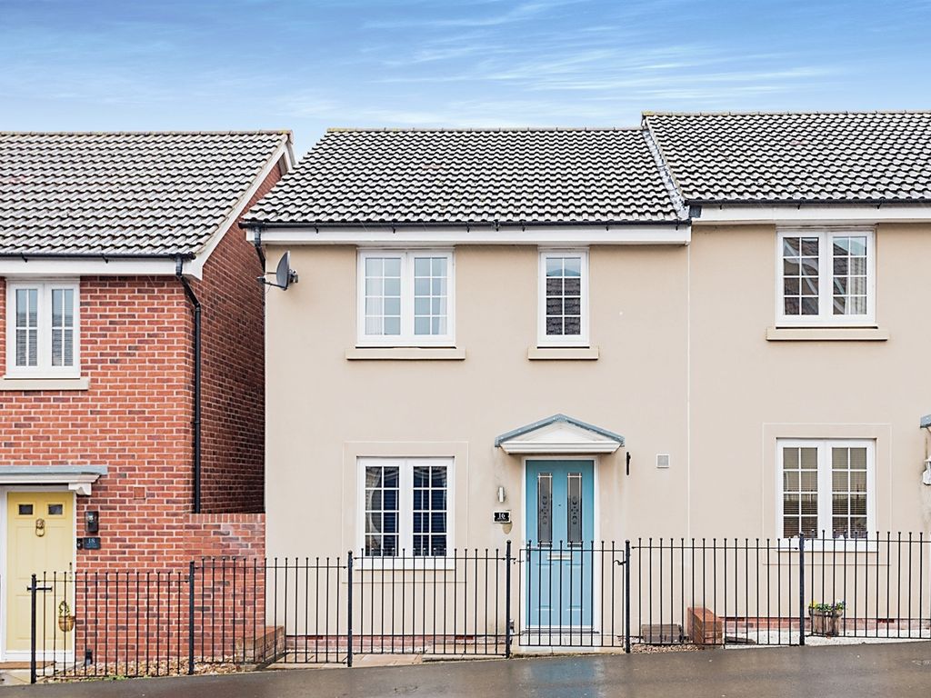 3 bed semidetached house for sale in Bates Way, Swindon SN2, £280,000