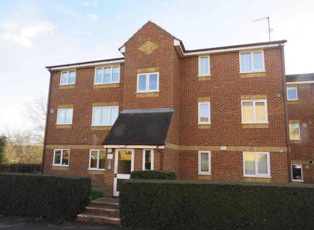 1 bed flat to rent in Lowestoft Drive, Burnham, Slough SL1, £1,200 pcm