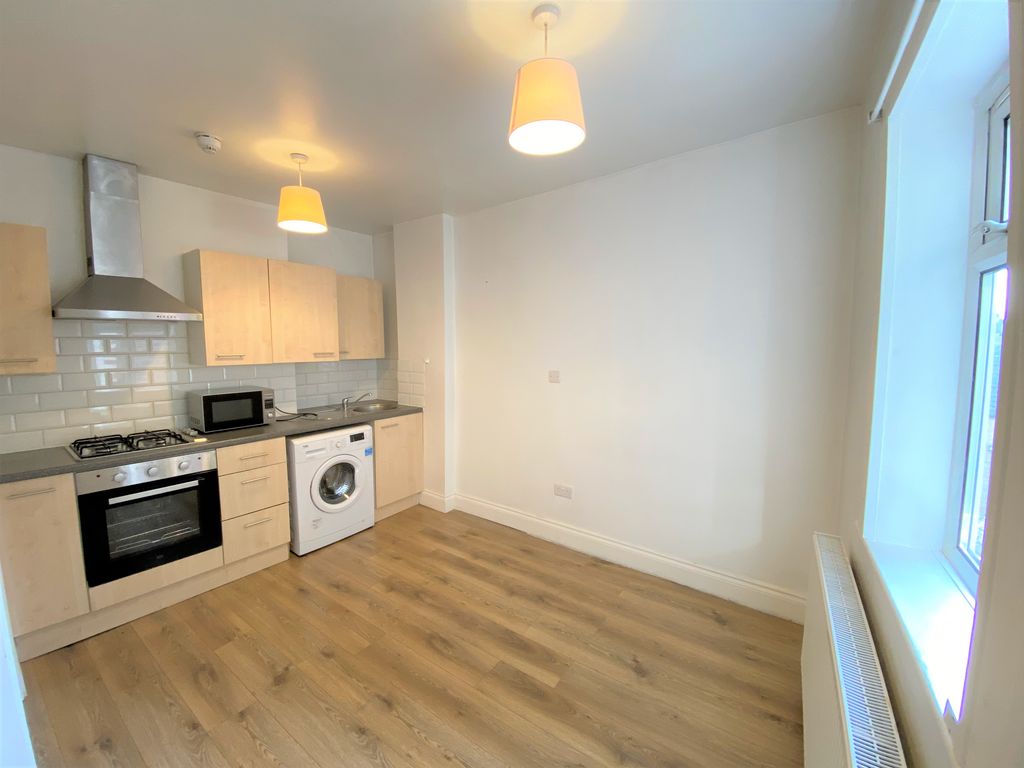 Studio to rent in Uxbridge Road, West Ealing, London W13, £1,025 pcm