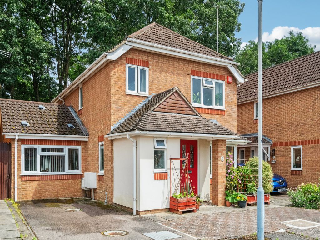 3 bed detached house for sale in Burlington Close, Pinner HA5, £800,000