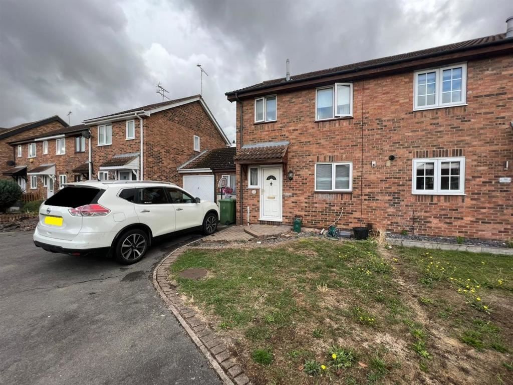 3 bed semidetached house for sale in Wethersfield Way SS11 Zoopla