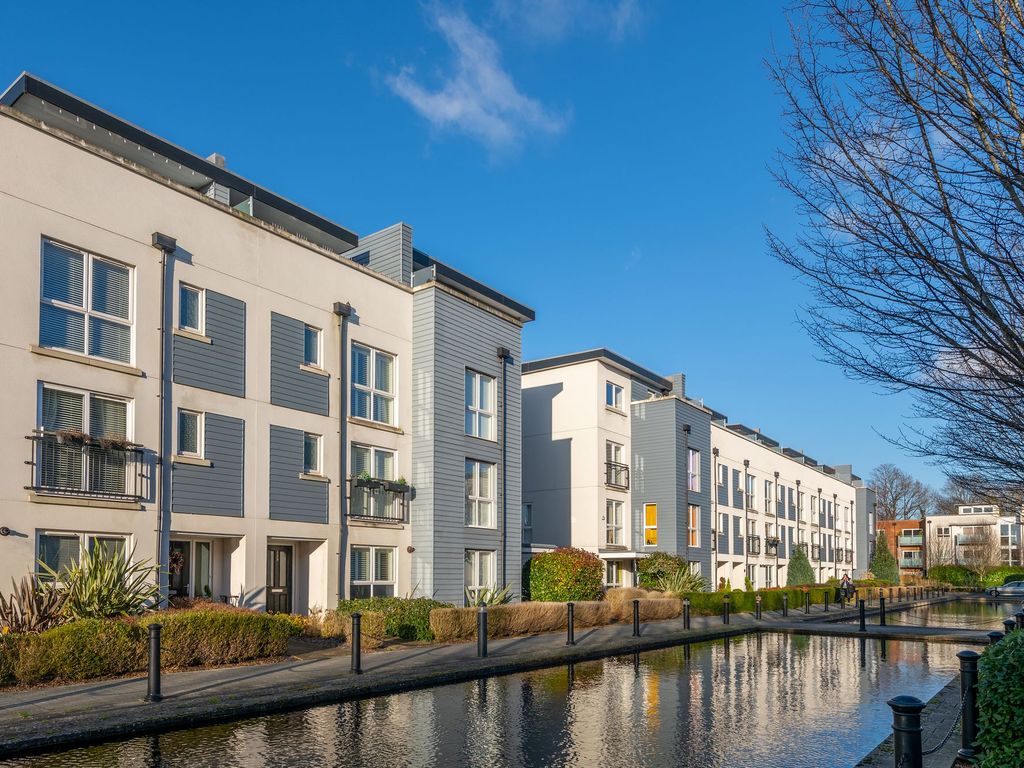 4 bed town house for sale in Canalside, Redhill RH1, £675,000 Zoopla