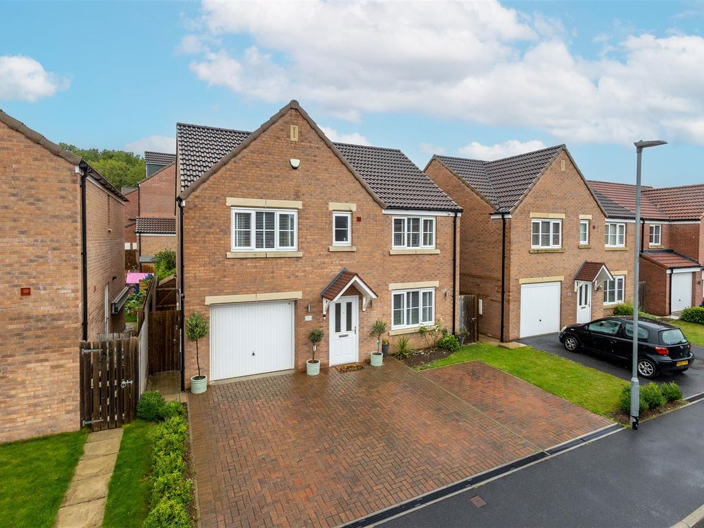 5 bed detached house for sale in Orchid Close, Kippax, Leeds LS25, £