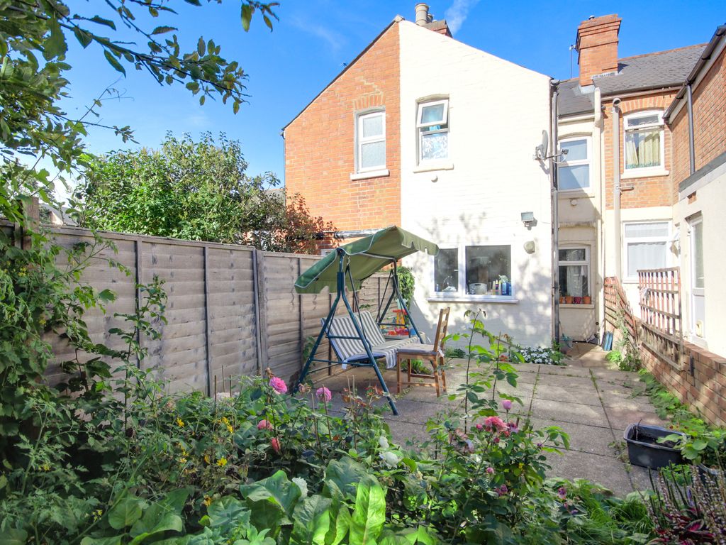 2 bed terraced house for sale in Henry Street, Reading RG1, £300,000