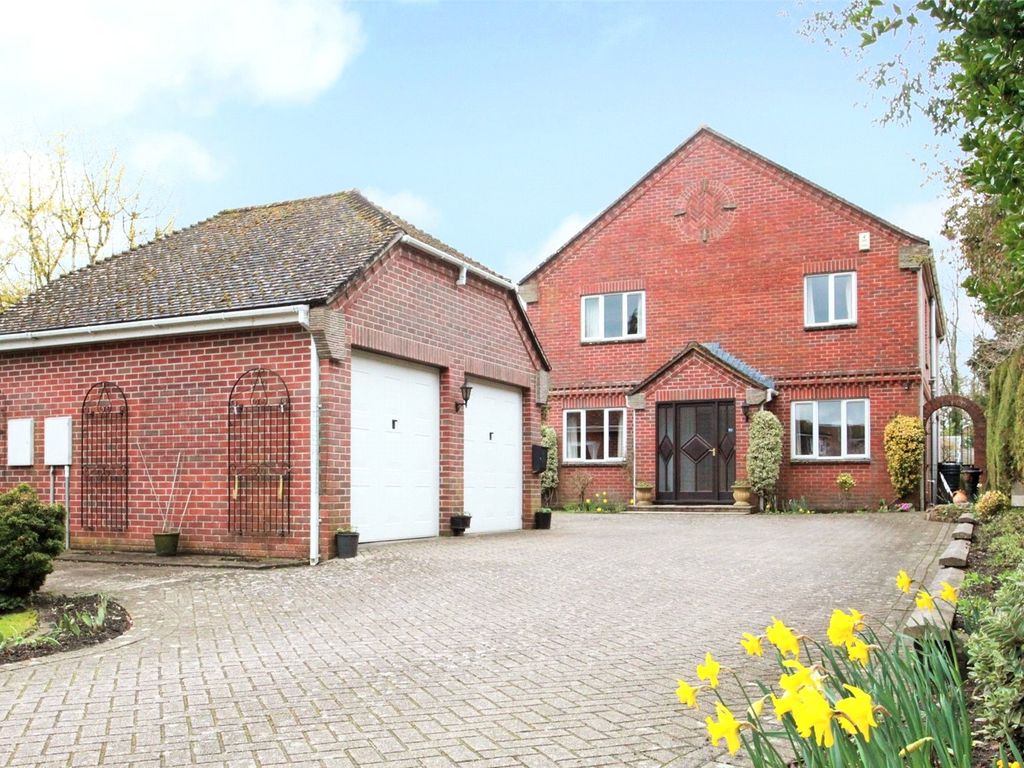 4 bed detached house for sale in The Fairway, Devizes, Wiltshire SN10