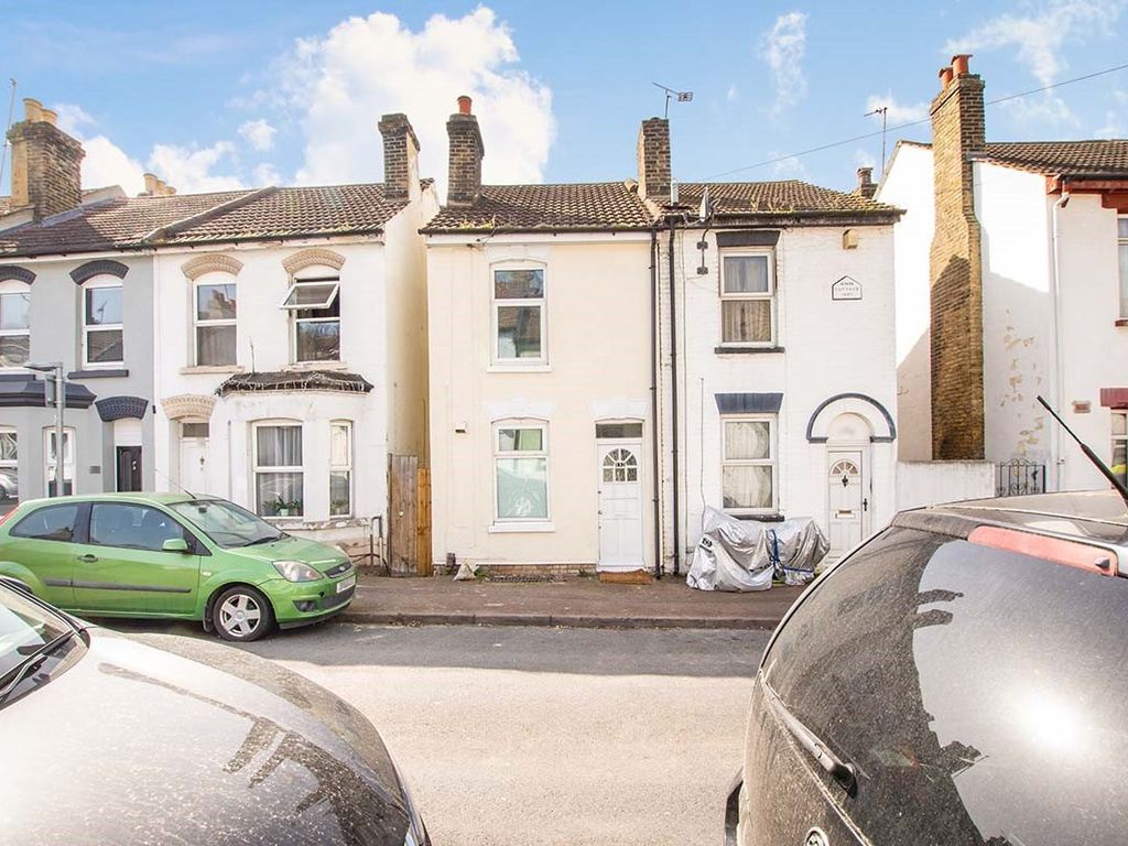 3 bed semidetached house to rent in Thorold Road, Chatham, Kent ME5