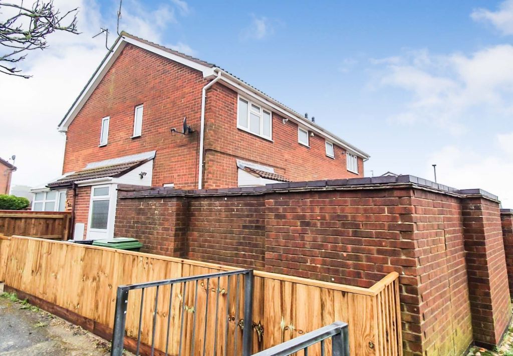 1 bed terraced house to rent in The Doves, Weymouth, Dorset DT3, £795