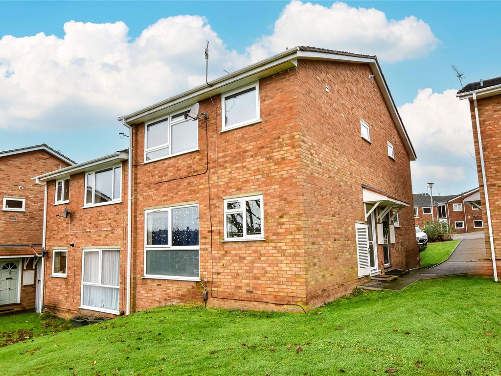 2 bed to rent in Chiltern Park Avenue, Berkhamsted