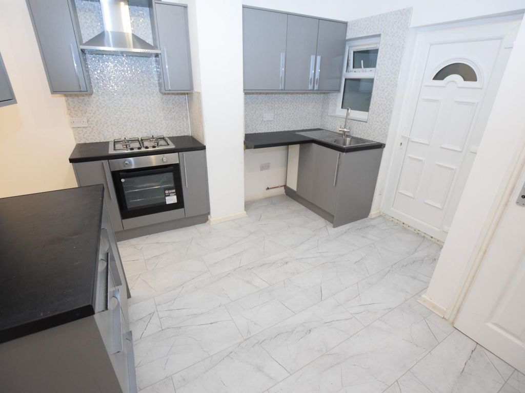 3 bed town house to rent in Padiham Road, Burnley BB12, £850 pcm Zoopla