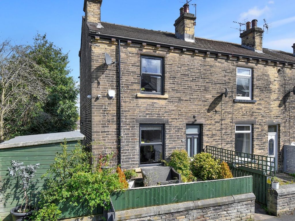 2 bed end terrace house for sale in Queen Street, Greengates, Bradford