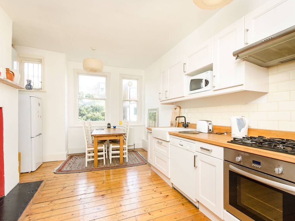 2 bed flat to rent in Castelnau Gardens, Barnes, London SW13, £3,450 pcm Zoopla