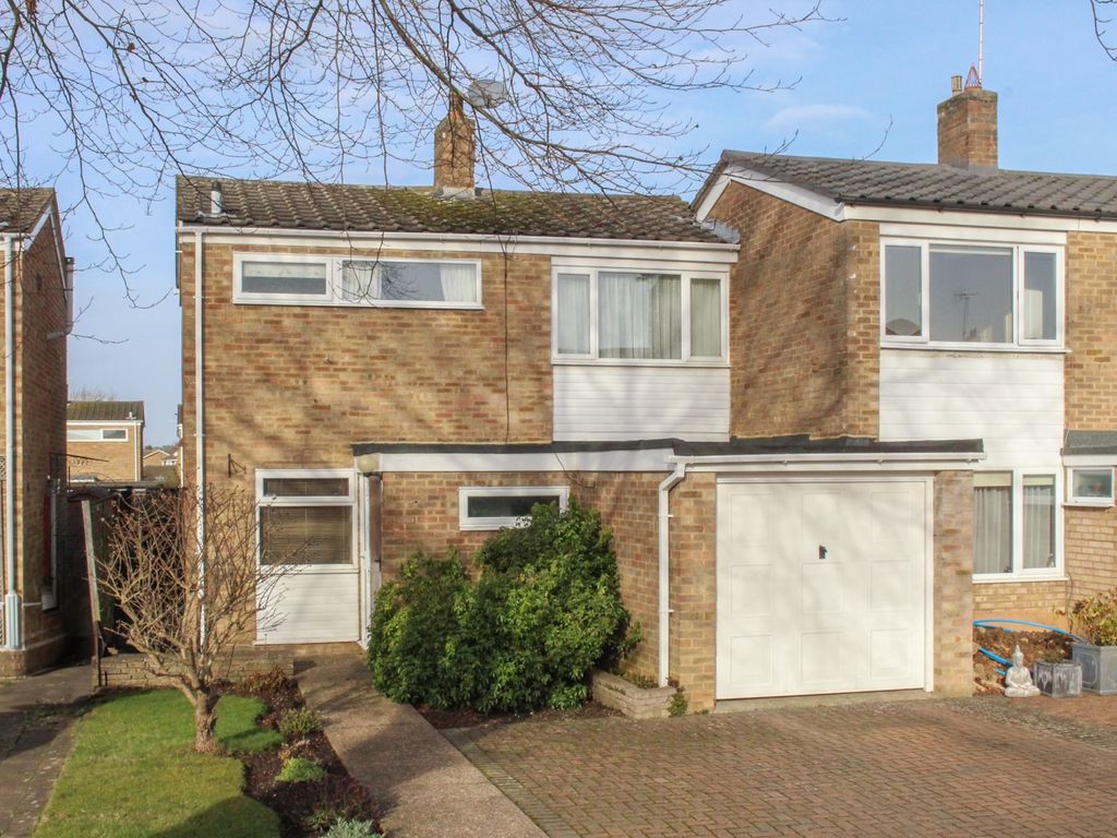 3 bed semidetached house for sale in Saxons Close, Leighton Buzzard