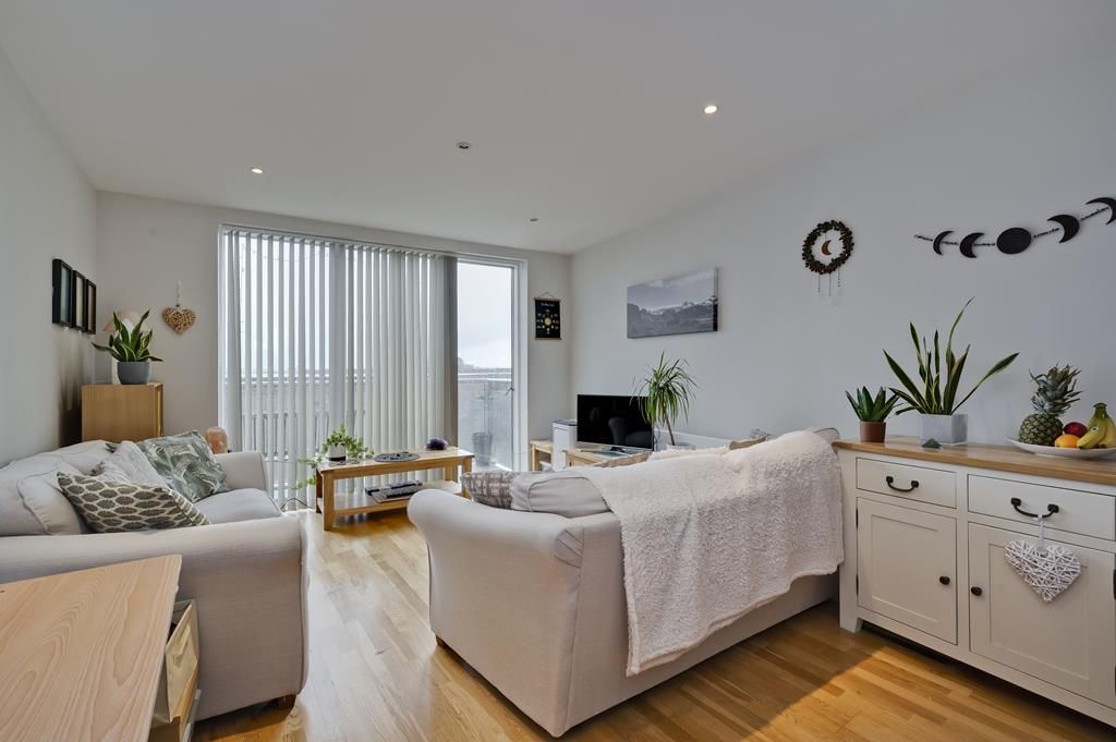 1 bed flat to rent in The Heart, Walton On Thames KT12, £1,350 pcm Zoopla