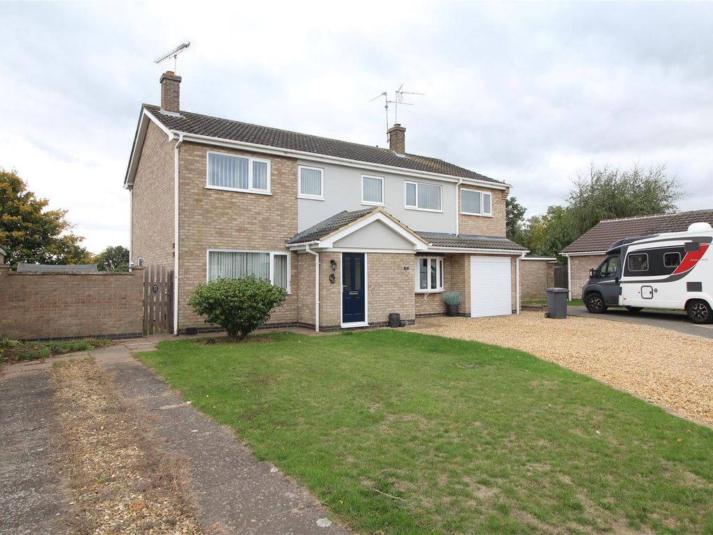 3 bed semidetached house for sale in Fernie Close, Newborough