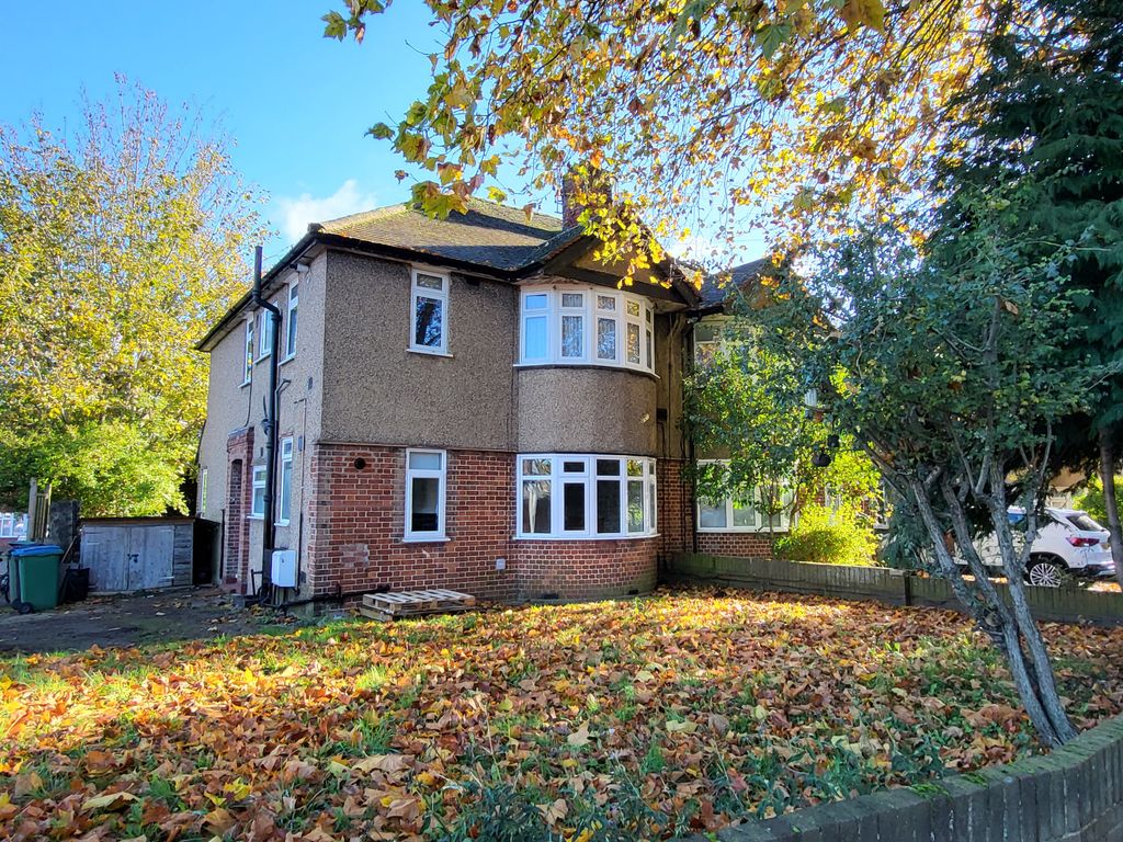 2 bed flat to rent in Bushey Mill Lane, Watford WD24, £1,250 pcm Zoopla