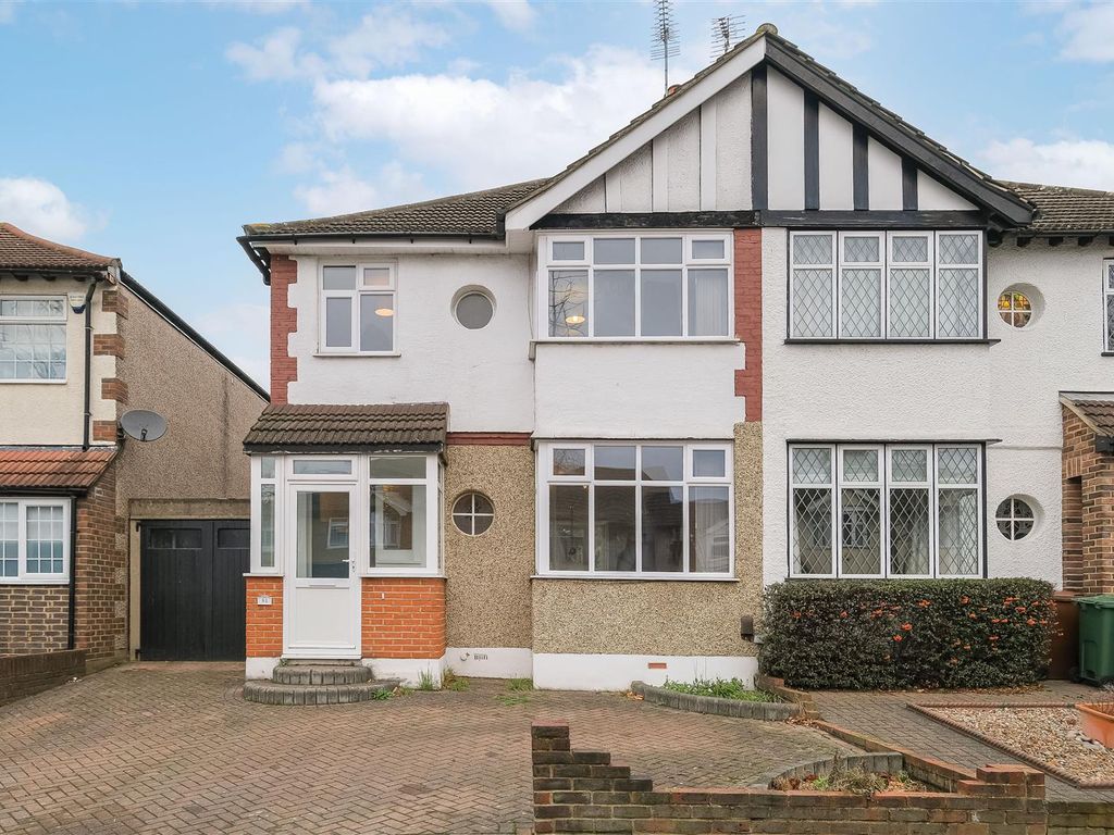 3 bed semidetached house to rent in Dale View Crescent, Chingford E4