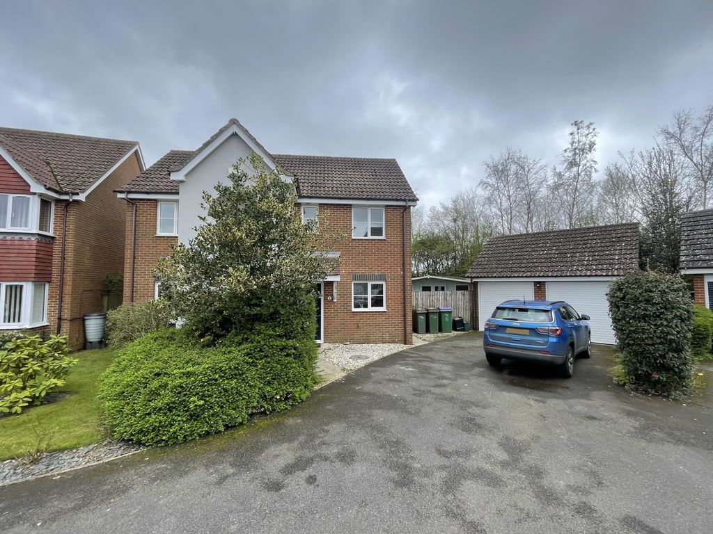 4 bed detached house to rent in Park Close, Hawkinge CT18, £1,800 pcm Zoopla