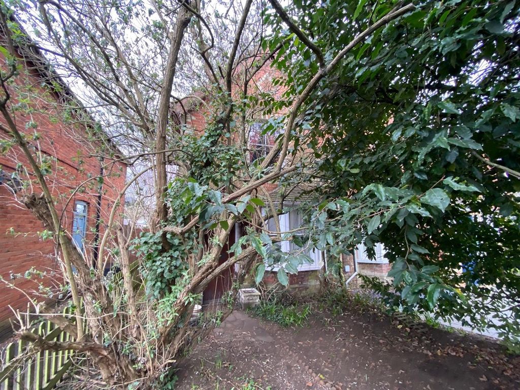 3 bed semidetached house for sale in Portsmouth Road, Milford