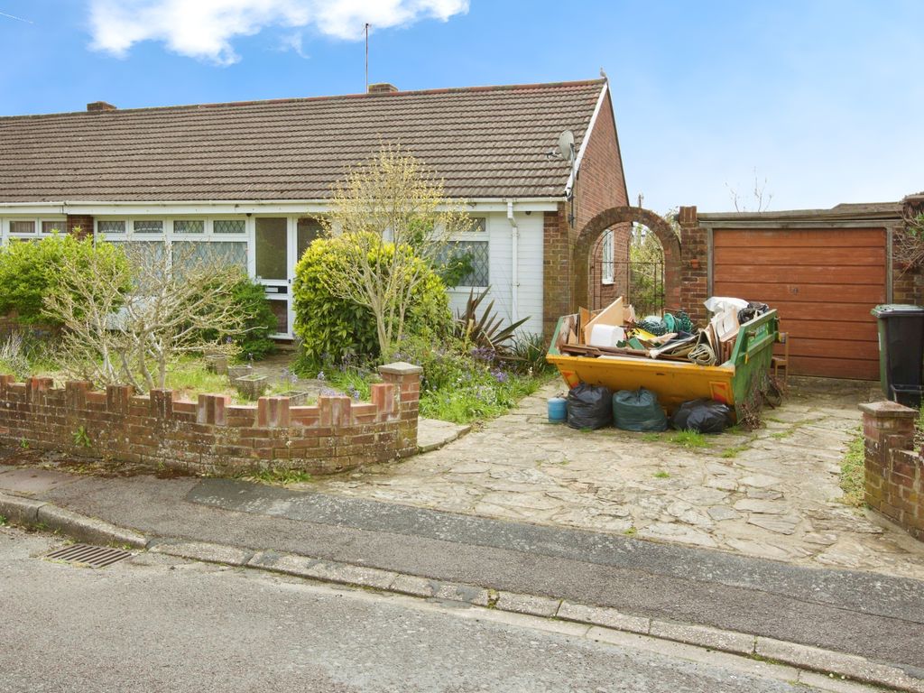 3 bed bungalow for sale in Kelvin Grove, Netley Abbey, Southampton