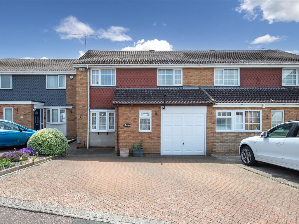 3 bed semidetached house for sale in Salters Way, Dunstable