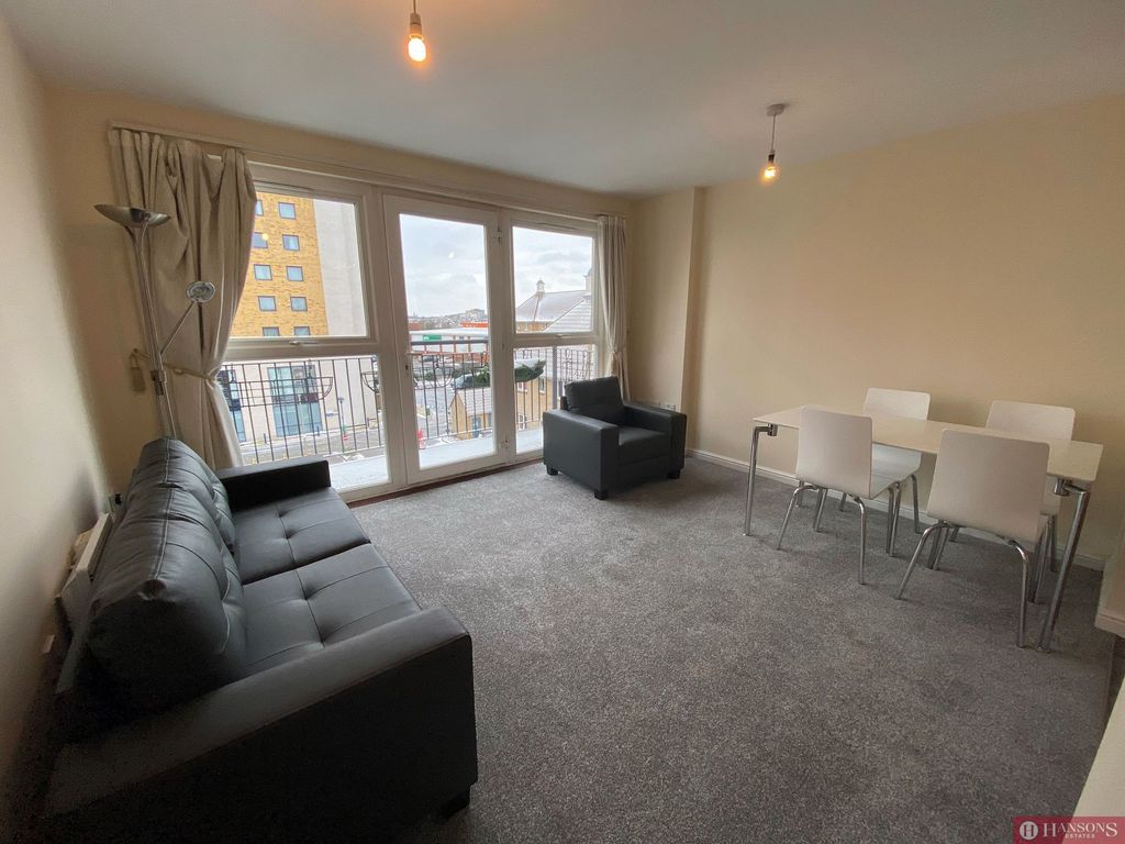 2 bed flat to rent in Royal Crescent, Newbury Park IG2, £1,300 pcm Zoopla