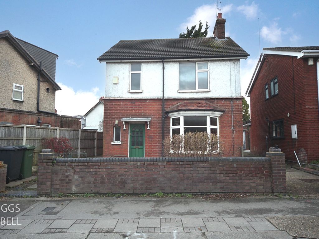 3 bed detached house for sale in Waller Avenue, Luton, Bedfordshire LU4