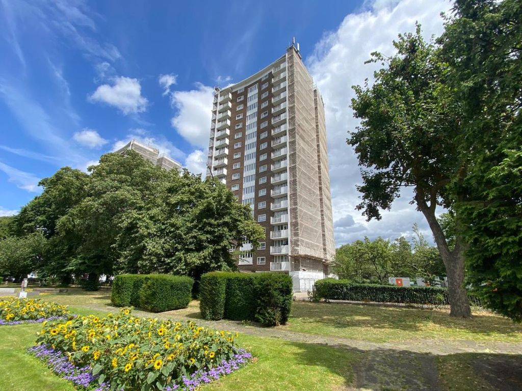 3 bed flat for sale in Flat 19 Bredgar, Lewisham Park, Lewisham, London SE13, £125,000 Zoopla