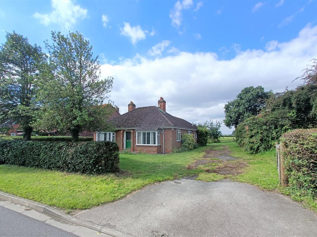 3 bed detached bungalow for sale in Mill Lane, Acaster Malbis, York YO23, £500,000 Zoopla