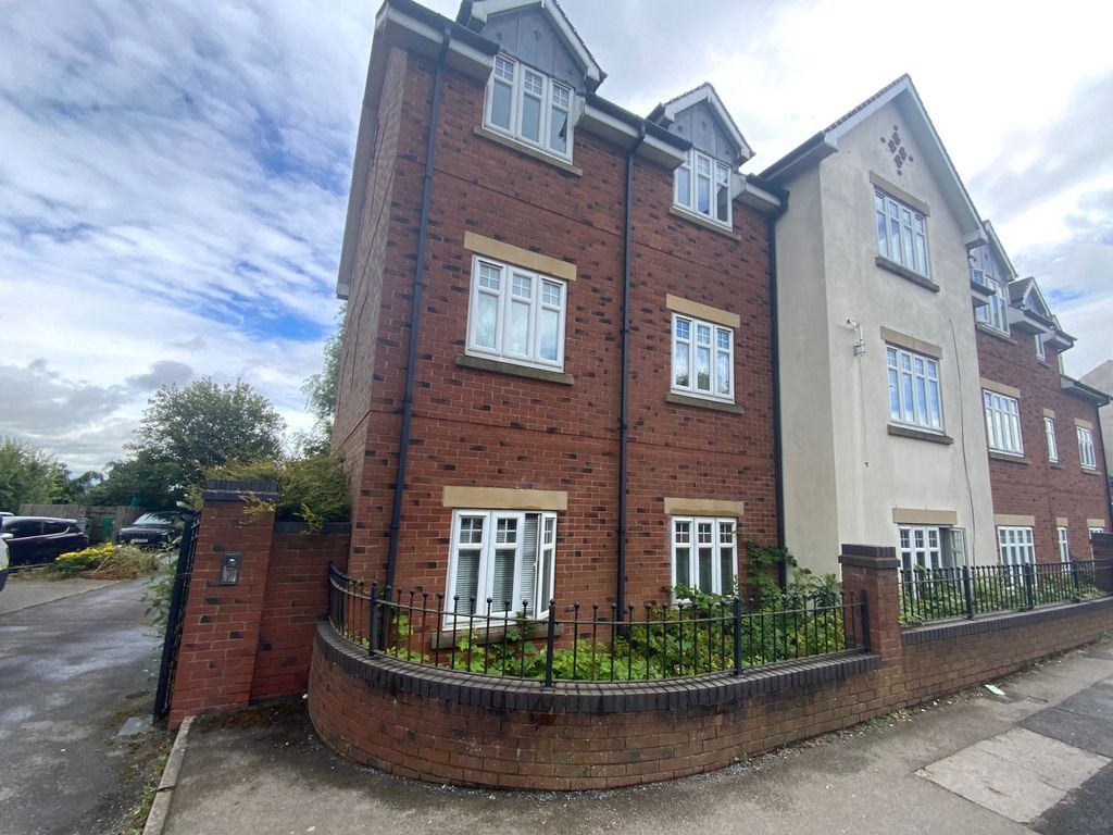2 bed flat for sale in Mount Pleasant, Batchley, Redditch B97, £135,000