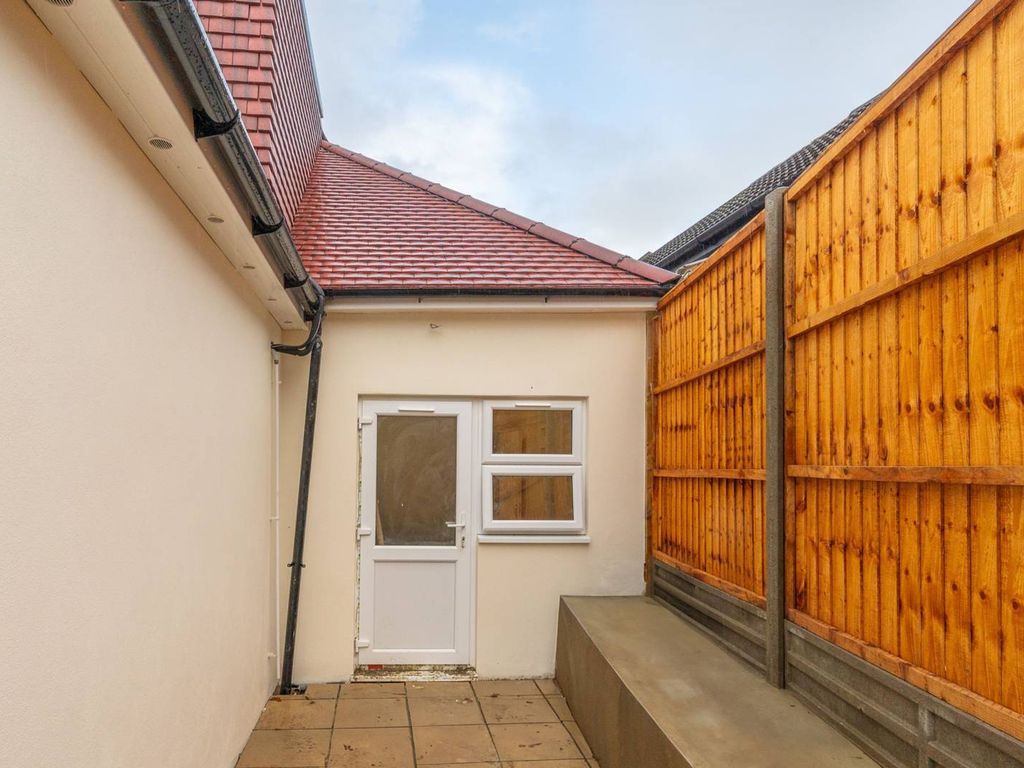 Studio to rent in Aultone Way, Sutton SM1, £1,200 pcm Zoopla