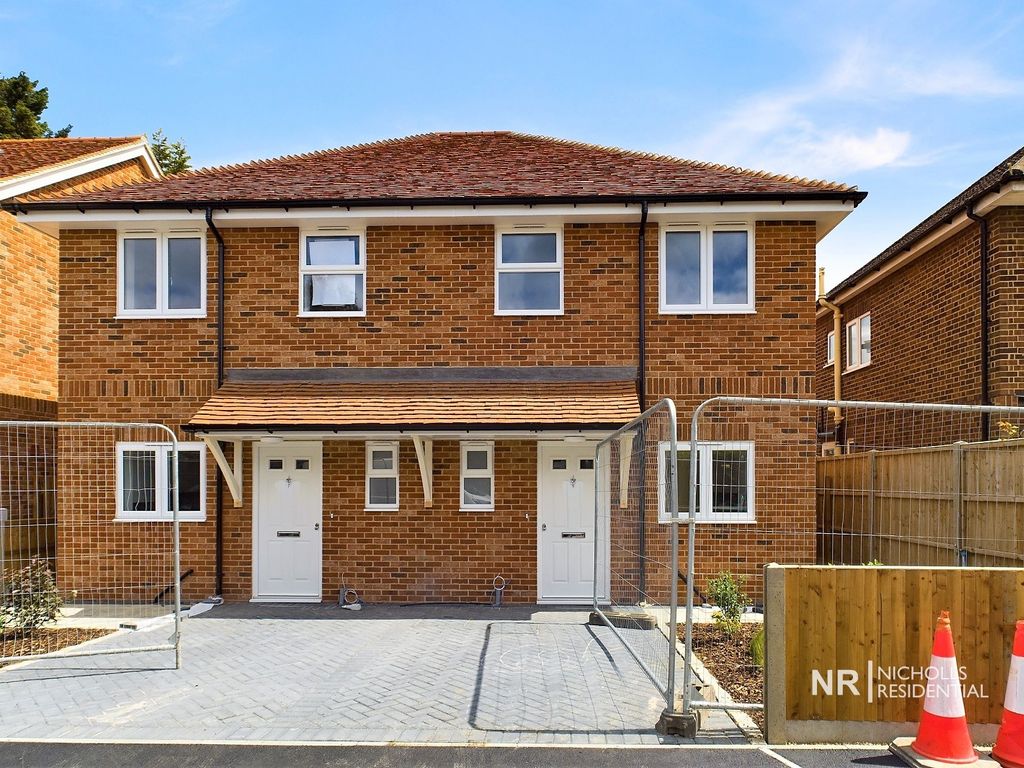 2 bed semidetached house to rent in Verona Drive, Surbiton, Surrey