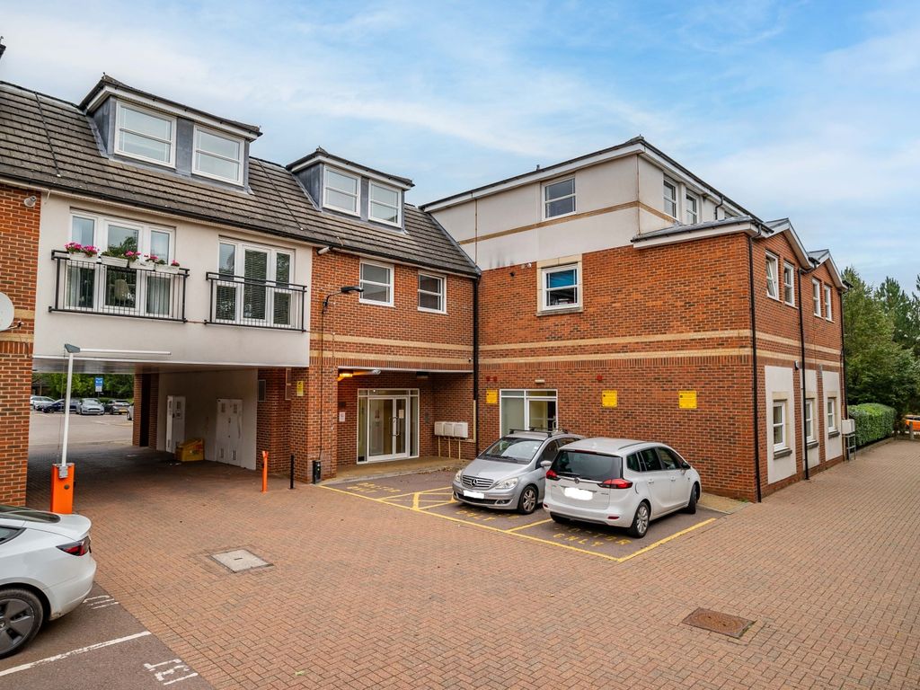 2 bed flat for sale in Russet Drive, St. Albans, Hertfordshire AL4, £