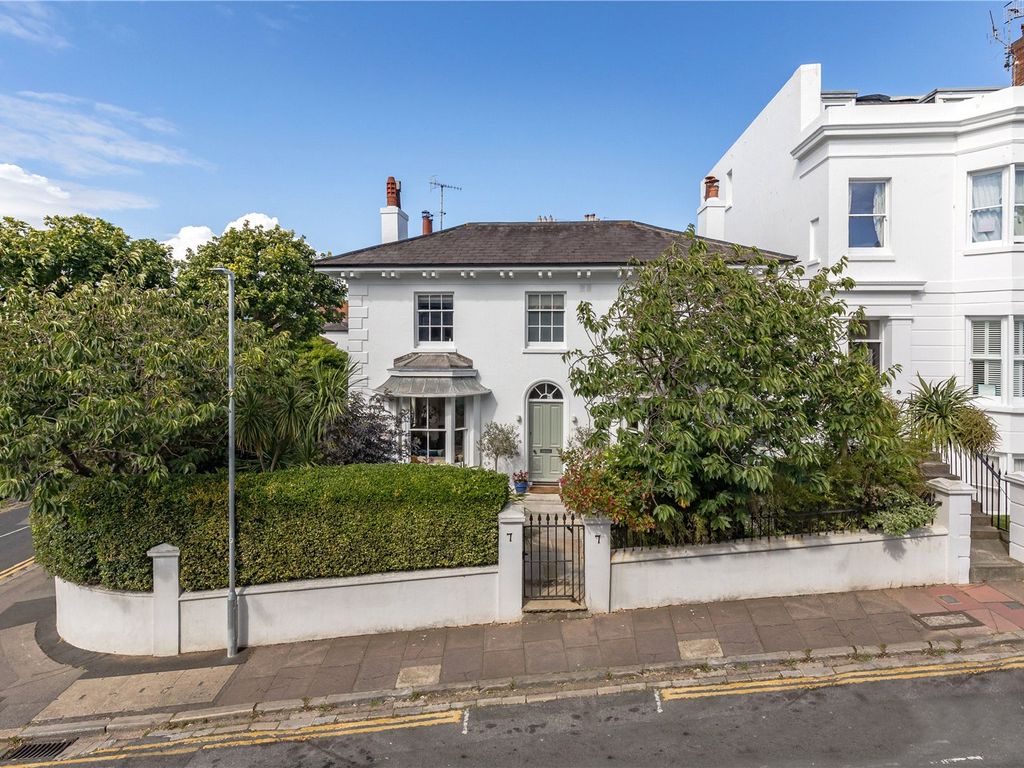 4 bed linkdetached house for sale in Clifton Hill, Brighton, East