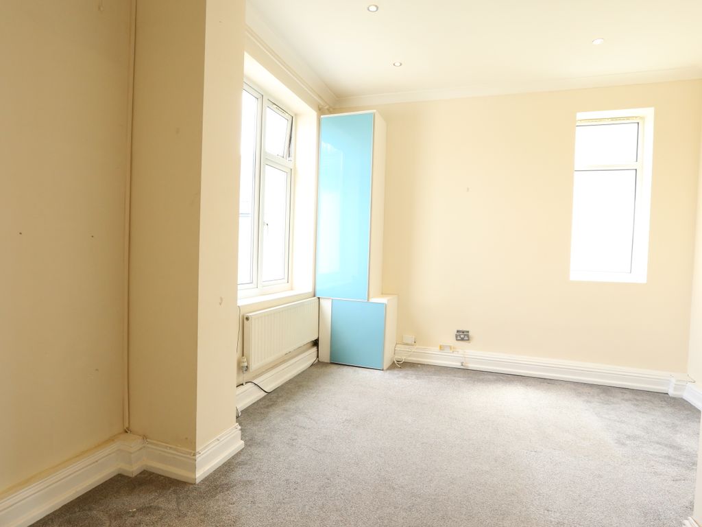 1 bed flat to rent in Junction Road, Romford RM1, £1,600 pcm Zoopla