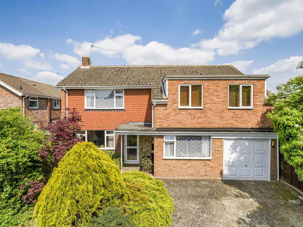 5 bed detached house for sale in Hereford Close, StainesUponThames